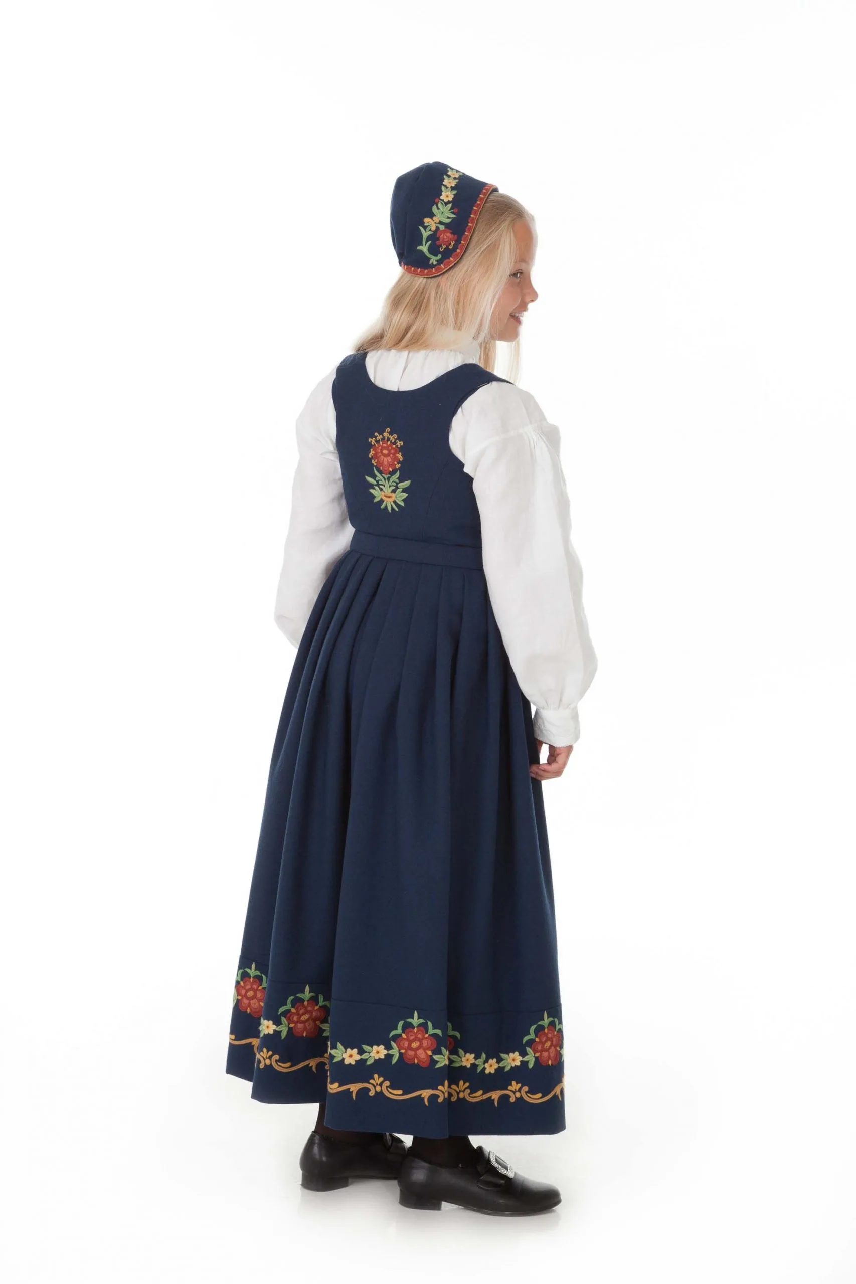 Løkenbunad - brodert og montert - Bilde 4